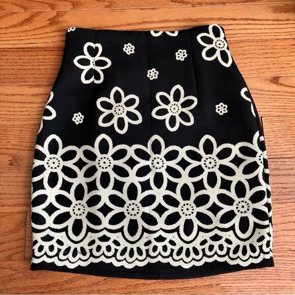 Answer Made in Korea Flower graphic Black Cream Pencil Mini Skirt Women’s size S - Picture 7 of 9